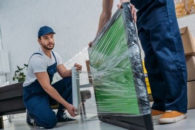 movers disassemble tv 