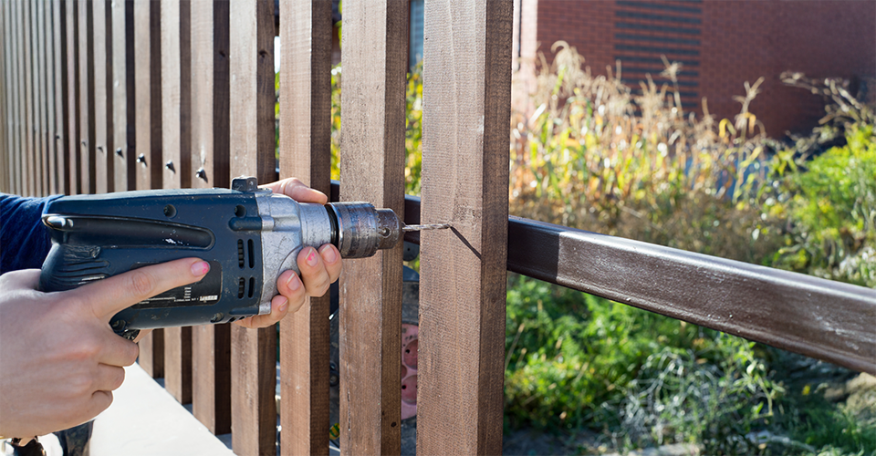 /how-to-install-a-wood-fence/